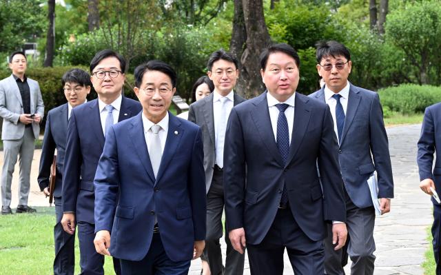조정식 국회의장과 최태원 대한상의 회장이 9일 국회 사랑재에서 열린 경제대도약위원회 출범식에 참석하고 있다 사진연합뉴스