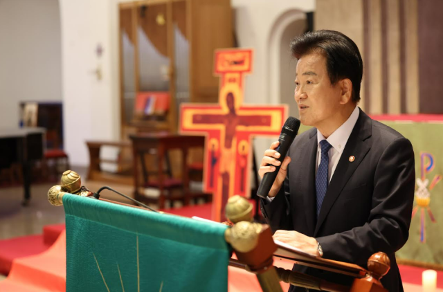 정동영 통일부 장관이 9일 세계에큐메니칼 평화대회 개회예배에 참석해 축사를 하고 있다 사진통일부