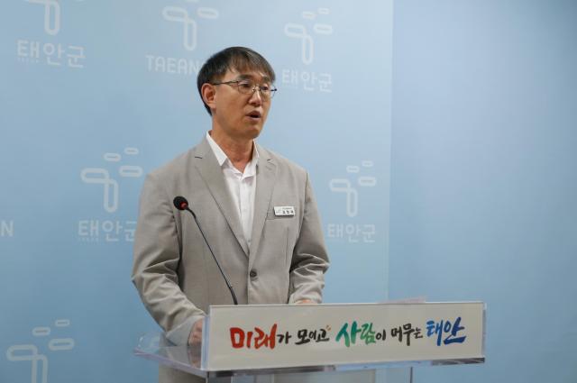 김창래 주민공동체과장이 9일 군청 브리핑룸에서 농어촌 생활기반시설 확충과 주민 주도 지역공동체 활성화 계획을 설명하고 있다사진태안군