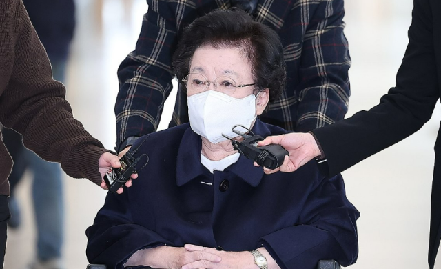 휠체어를 탄 이배용 전 국가교육위원장이 작년 11월 13일 서울 광화문 KT 빌딩에 마련된 김건희특검 사무실로 재출석하고 있다 사진연합뉴스