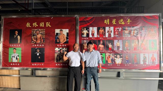 육진수 굿파이터즈 회장왼쪽과 김태진 굿파이터즈 엔터테인먼트 대표가 지난 8월 중국 언보파이트클럽을 방문해 현지에서 기념촬영을 하고 있다 사진굿파이터즈 엔터테인먼트