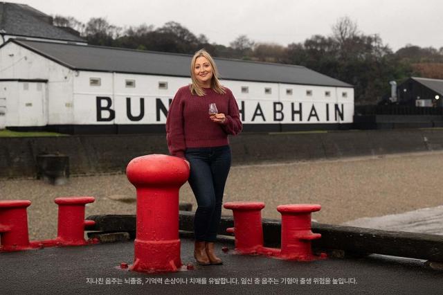 싱글몰트 위스키 브랜드 ‘부나하벤’의 마스터 블렌더 줄리앤 페르난데스. [사진=캄파리코리아]