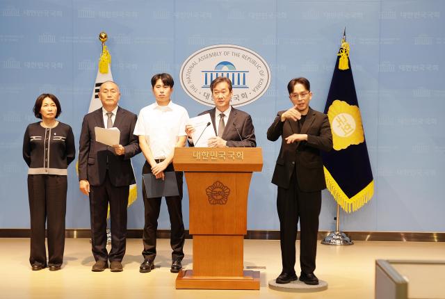 오늘 오후 1시20분 국회소통관에서 송하철 국립목포대 총장과 권범석 총학생회 회장김원이서미화 국회의원이 전남 국립의대 선정의 재검증을 촉구하는 기자회견을 하고 있다사진국립목포대