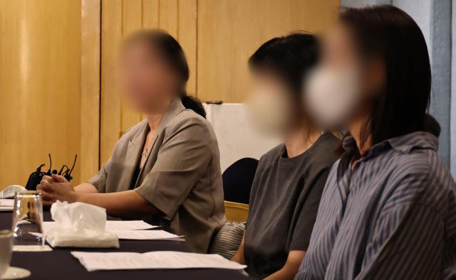 9일 네팔 카트만두 시내의 한 호텔에서 대규모 홍수와 산사태 사고로 실종된 한국인의 가족들남동발전이 기자회견을 하고 있다 사진연합뉴스