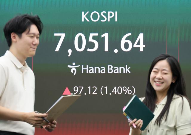 KOSPI tops 7,000 as fiber trade lifts Seoul and Tokyo