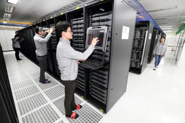 KT engineers monitor server status at the companys internet data center in Seoul Courtesy of KT