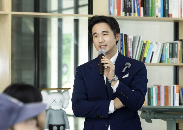 지난 8일 홍익대학교 넥스트 디자인 스쿨NDS 특강에서 김익환 한세실업 부회장이 강연을 진행하고 있다 사진한세예스24홀딩스