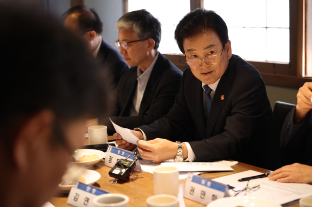 정동영 통일부 장관이 9일 서울 중구 컨퍼런스하우스 달개비에서 진행된 한반도 평화전략 자문단 제5차 회의에 참석 발언하고 있다 사진통일부
