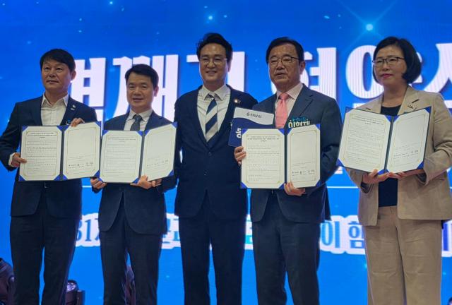 9일 오산 원동초등학교 스포츠센터 체육관에서 개최된 ‘상생협력 벽깨기 협약식’에서 하남시는 광주하남교육지원청과 상생협력 정책 업무협약을 체결하고 업무협약을 기념하여 이현재 시장오른쪽에서 두 번째 안민석 교육감가운데을 비롯한 관계자들이 단체 사진을 촬영하고 있다 사진하남시