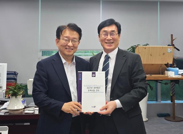 111 이장섭 청주시장 국회 찾아 내년도 국비 확보 증액 ‘전력’ 사진오른쪽부터 이장섭 청주시장 권칠승 민주당 정책위의장jpg사진청주시