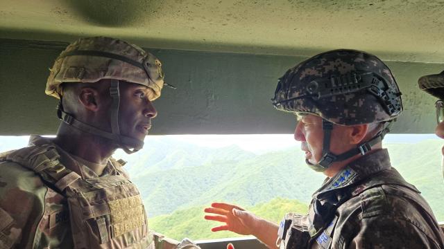 진영승 합참의장오른쪽과 제이비어 브런슨 유엔사·연합사·주한미군사령관이 9월 9일 동부전선 GP를 방문해 비무장지대 작전상황을 확인하고 최전방 경계작전태세를 점검했다사진연합뉴스
