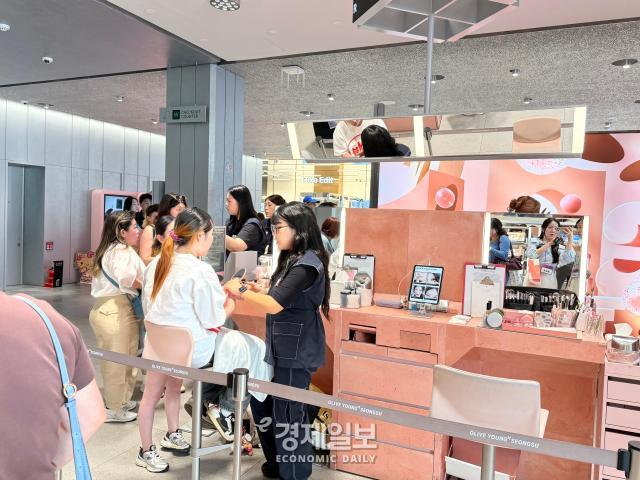 올리브영N 성수 매장에서 메이크업 컨설팅을 받고 있는 외국인 관광객 모습 사진정보운 기자