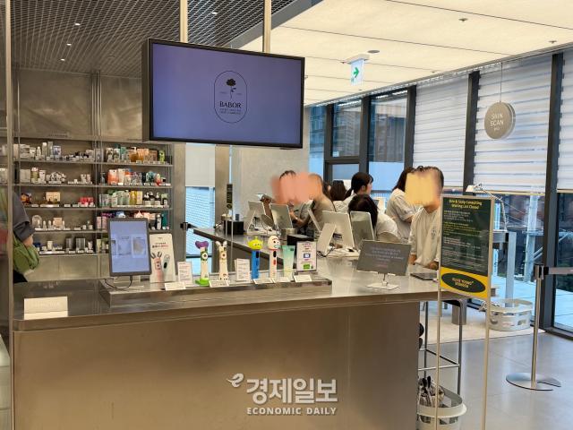 올리브영N 성수 매장에서 피부 진단을 받고 있는 사람들 모습 사진정보운 기자