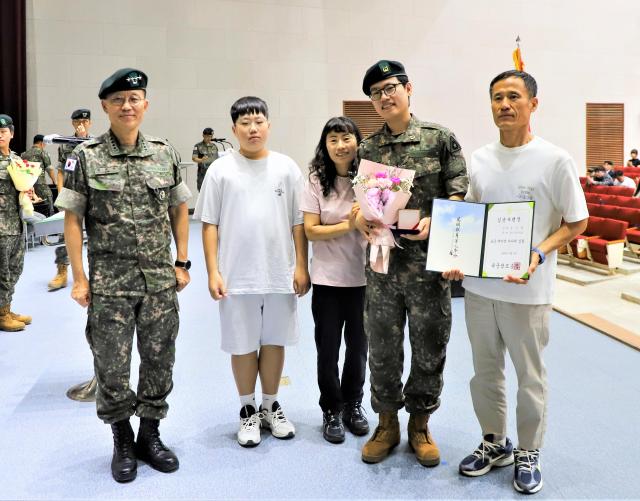 육군은 9일 전남 장성 육군보병학교에서 김규하대장 육군참모총장 주관으로 제2기 예비역 하사 임용식을 개최했다 사진은 육군참모총장과 신임 예비역 하사 가족들이 기념사진을 촬영하고 있는 모습사진육군 제공