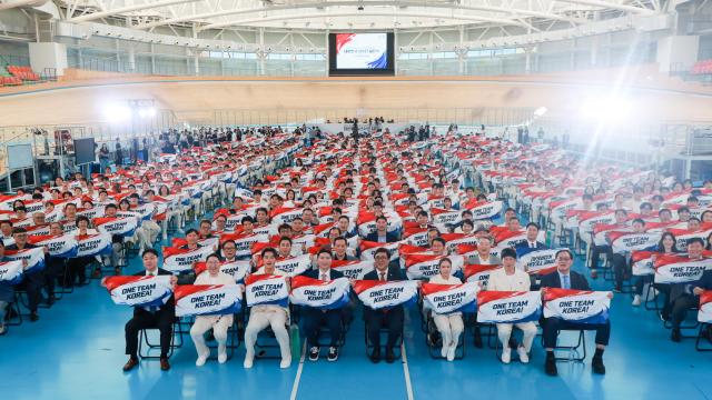  3일 충북 진천선수촌에서 열린 2026 아이치·나고야 아시안게임 결단식에서 유승민 대한체육회장 이상현 선수단장 출전 선수들이 기념사진을 찍고 있다 사진연합뉴스
