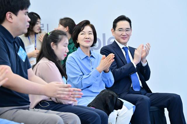 Samsungs Lee buying $1.4 billion shares from mother