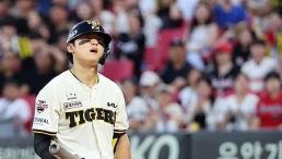 번트 타구에 얼굴 맞은 KIA 김도영, 코뼈 골절 진단…심각한 상태 아냐