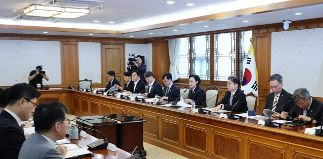 한성숙 국무총리가 10일 서울 종로구 정부서울청사에서 개최된 비상경제점검회의를 진행 중이다 사진연합뉴스