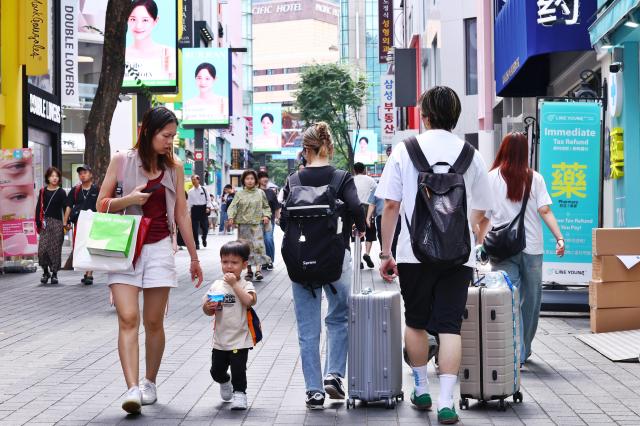 사진은 이날 서울 명동거리를 찾은 외국인 관광객들 모습 사진연합뉴스