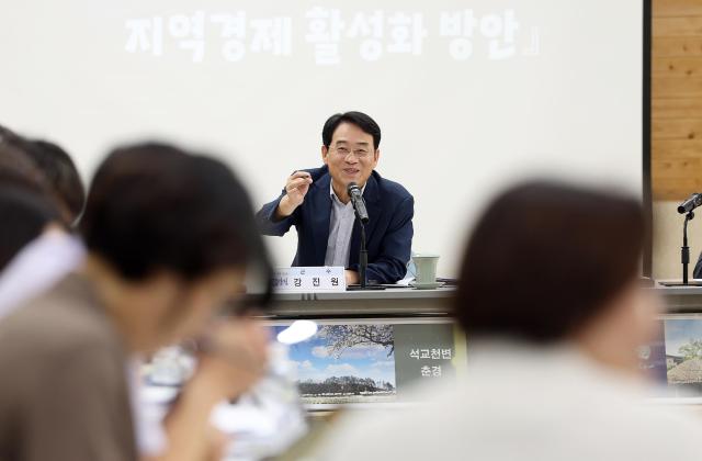강진원 강진군수가 지난 7일 군청 대회의실에서 열린 브레인스토밍데이 자리에서 직원들에게 AI를 적극활용 해달라고 강조하고 있다사진강진군