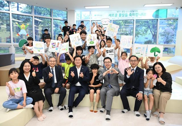 9일 초록우산 시흥다어울림아동센터에서 모두의집 새단장 기념행사가 열린 가운데 참가자들이 기념촬영을 하고 있다 사진시흥시