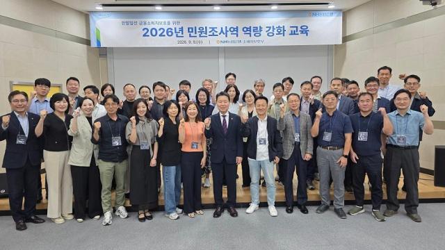 NH농협은행 금융소비자보호부문 박장순 부행장오른쪽 여섯 번째과 직원들이 ‘민원조사역 역량 강화 교육 및 현장소통 간담회’를 실시하고 기념촬영을 하고 있다 사진NH농협은행