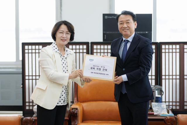 9일 오후 서울특별시 국회 예결위원장실에서 추미애 경기도지사가 이광재 예결위원장에게 건의문을 전달하고 있다 사진경기도