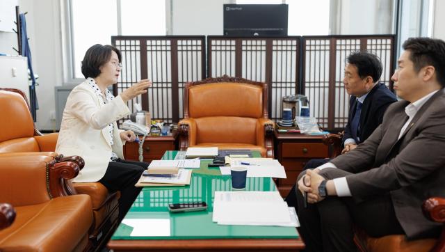 9일 오후 서울특별시 국회 예결위원장실에서 추미애 경기도지사가 이광재 예결위원장과 면담을 하고 있다 사진경기도