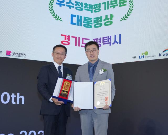 최원용 시장이 지난 9일 부산 전시컨벤션센터BEXCO에서 국토교통부 주관으로 열린 2026 대한민국 도시대상 시상식에서 대통령상을 받았다 사진평택시