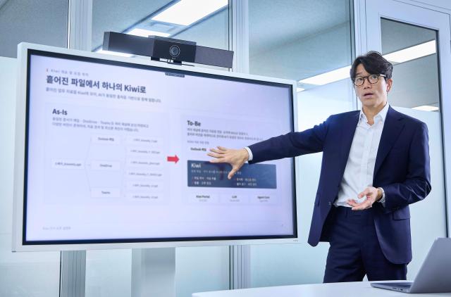 SK스퀘어가 AI 전환을 통해 AI 네이티브 투자 회사로 거듭나고 있다고 10일 밝혔다 사진은 김용훈 SK스퀘어 AI혁신담당CAIO이 SK스퀘어 AX 전략을 설명하는 장면사진SK스퀘어