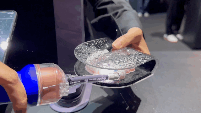 다이슨 카메라젯이 치간을 인식해 물을 분사하고 있다 사진박진영 기자