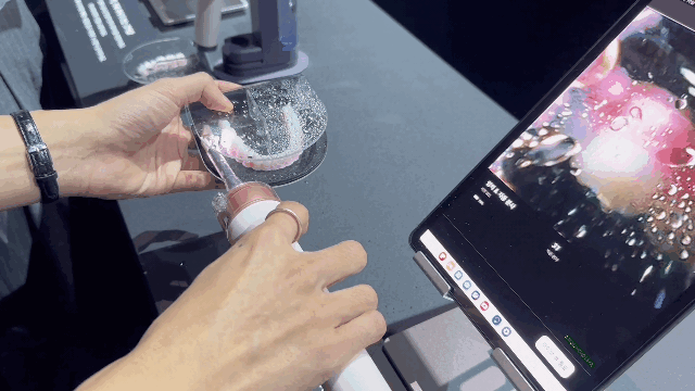 마이다이슨MyDyson 앱의 라이브 뷰 기능을 통해 칫솔에 탑재된 카메라가 촬영하는 구강 내부를 실시간으로 확인할 수 있다 사진박진영 기자
