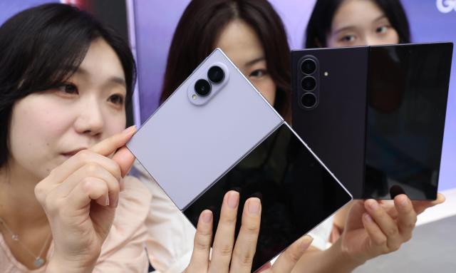 Customers examine the Galaxy Fold 8 AJP Han Jun-gu
