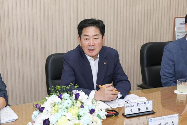 조용호 시장이 10일 시장 집무실에서 글로벌 반도체 및 디스플레이 장비기업인 어플라이드 머티어리얼즈AMAT 코리아 박광선 대표와 면담을 진행했다 사진오산시