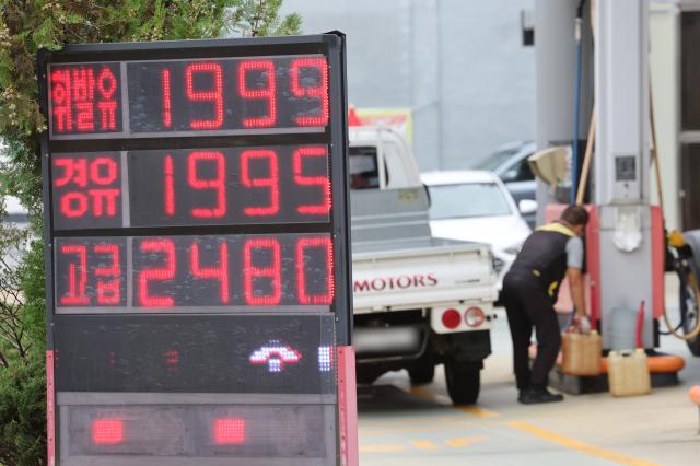 أسعار النفط العالمية تقترب من 110 دولارات للبرميل... قطاعات الشحن والصلب والبطاريات تواجه أزمة تكاليف متتالية
