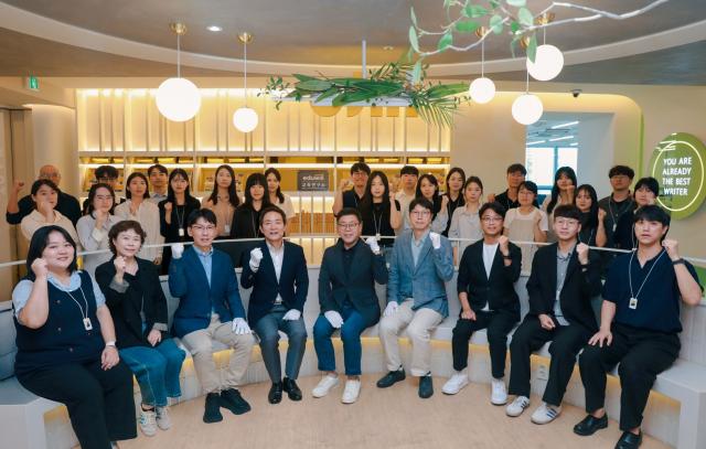 에듀윌 교육연구소 연구원들이 현판식에서 기념 촬영을 하고 있다 사진에듀윌 