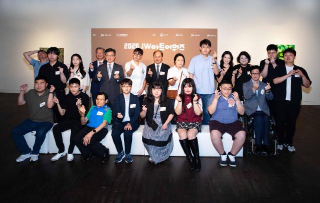 ‘2026 JW아트어워즈’ 시상식에서 수상한 작가들이 지난 9일 서울 인사동 인사아트센터에서 기념촬영을 하고 있다사진JW이종호재단