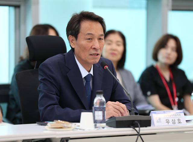 우상호 지사가 강원혁신도시발전지원센터에서 원주시장과 12개 혁신도시 공공기관장 등이 참석한 가운데 지역발전과 상생협력 강화를 위한 간담회를 진행하고 있다 사진강원도