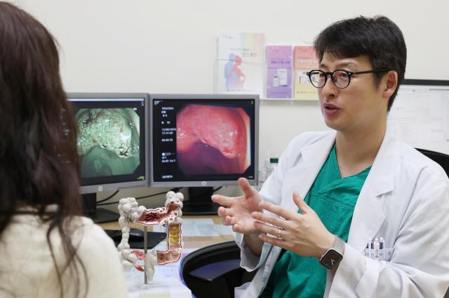 홍승욱 서울아산병원 소화기내과 교수가 대장암 환자를 진료하고 있는 모습 사진서울아산병원