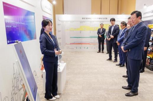 신동빈, AI 디자인 혁신 직접 챙겼다…롯데 디자인전략회의