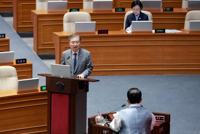 조현 외교부 장관이 10일 국회에서 열린 제439차 정기회 6차 본회의 외교ㆍ통일ㆍ안보 분야 대정부질문에서 더불어민주당 김병주 의원 질문에 답하고 있다 사진연합뉴스