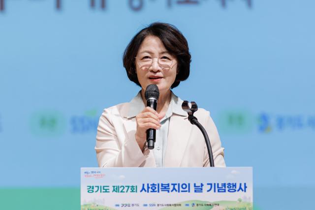 10일 오후 수원특례시 경기도경제과학진흥원 경기홀에서 열린 제27회 사회복지의 날 기념식에서 추미애 경기도지사가 축사를 하고 있다 사진경기도