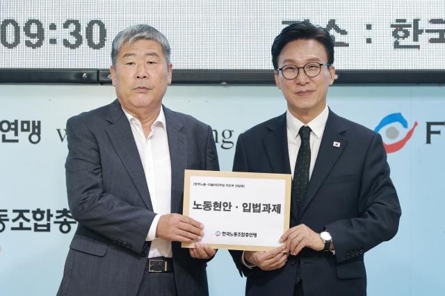 김민석 더불어민주당 대표가 10일 서울 영등포구 여의도 한국노동조합총연맹을 방문해 김동명 한국노총 위원장으로부터 노동현안·입법과제를 전달받고 기념 촬영하고 있다 사진연합뉴스