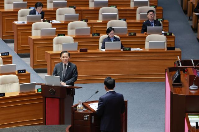 이두희 국방부 차관이 10일 국회에서 열린 제439차 정기회 6차 본회의 외교ㆍ통일ㆍ안보 분야 대정부질문에서 이광재 더불어민주당 의원 질문에 답하고 있다사진연합뉴스