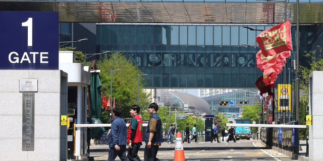 인천 연수구 삼성바이오로직스 공장에 노동조합 깃발이 걸려 있다 사진연합뉴스 