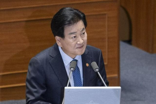 정동영 통일부 장관이 10일 국회에서 열린 제439차 정기회 본회의 외교ㆍ통일ㆍ안보 분야 대정부 질문에 출석해 더불어민주당 이광재 의원의 질의에 답하고 있다 사진연합뉴스
