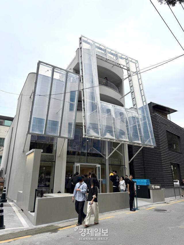 헬리녹스 웨어 서울 플래그십 스토어 매장 외관 모습 사진정보운 기자