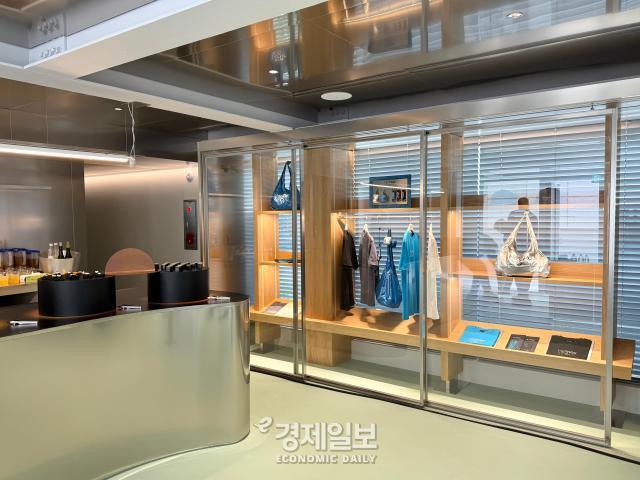 헬리녹스 웨어 서울 플래그십 스토어 내부에 위치한 카페 테라스 모습 사진정보운 기자