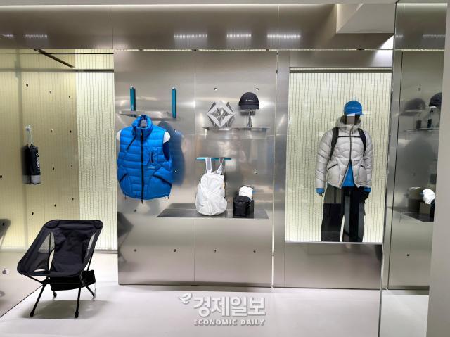 헬리녹스 웨어 서울 플래그십 스토어 매장 2층에 전시된 제품 모습 사진정보운 기자