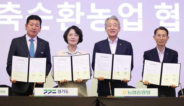 10일 오후 광주시 곤지암리조트에서 열린 경축순환농업 활성화 업무협약식에서 추미애 경기도지사 강호동 농협중앙회 회장 박경식 경기농협포럼 운영협의회 의장 최재학 경인지구축협 운영협의회 부의장 이 협약서 서명 후 기념촬영을 하고 있다 사진경기도